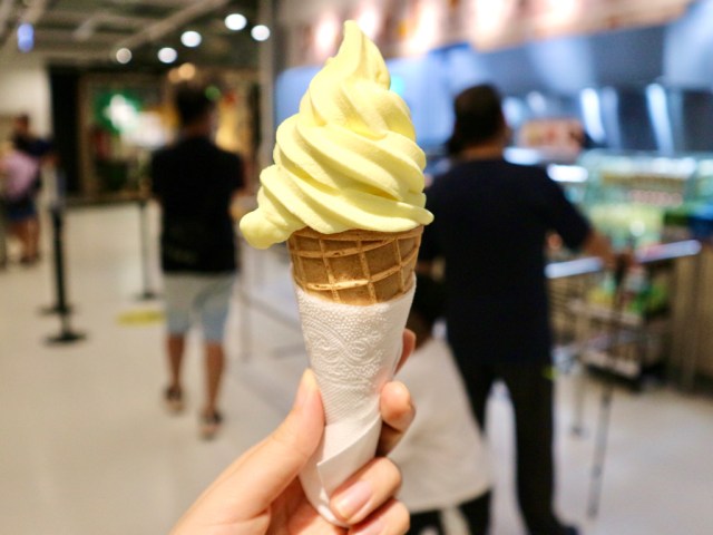 【レポ】台湾IKEAの「ドリアンソフトクリーム」を食べてみた / アイスとは思えぬ容赦ない再現度に震えた…