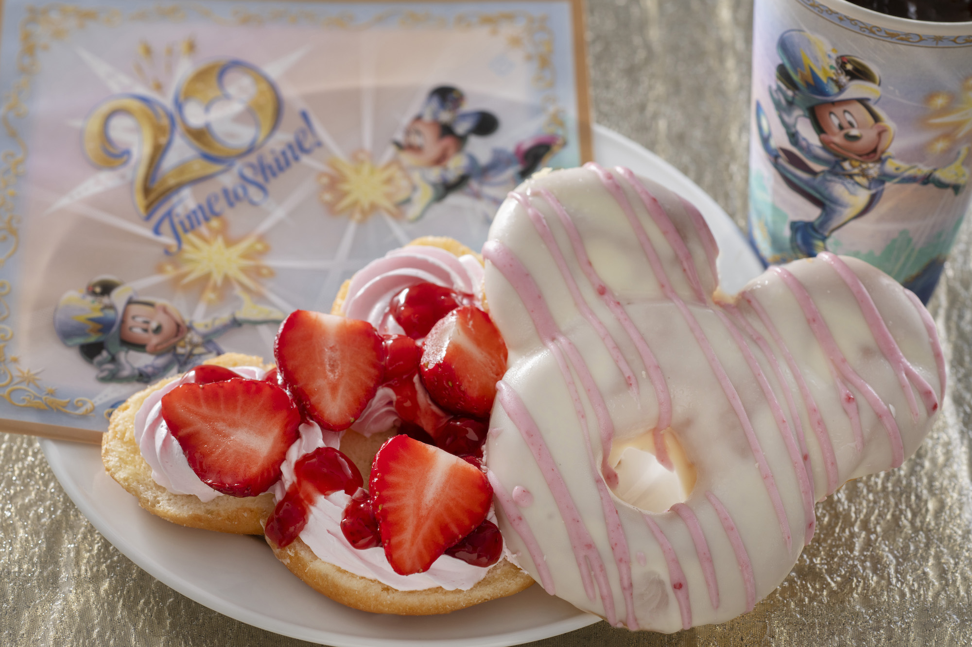 東京ディズニーシー周年を記念して ミッキー型ドーナツ が発売されたよ お祝いムードたっぷりな キラキラ仕様のチュロス も販売中 Pouch ポーチ