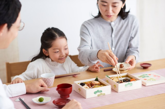 【石井食品×中川政七商店】日本の文化を子どもと一緒に体験できる「親子で楽しむ お重とおせち」 重箱に絵を描くことも