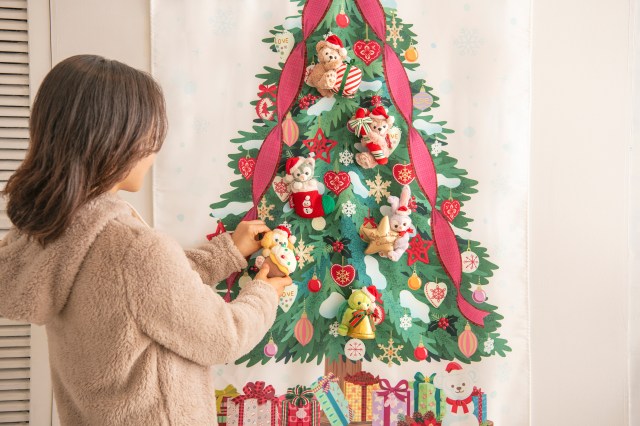 東京ディズニーシーから「クリスマスツリーのタペストリー」が登場！ ダッフィーフレンズが飾ることも可能