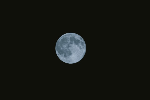 【今夜】1月18日の満月は「ミニマムムーン」！ 2022年もっとも地球から遠い満月で、いつもより月が小さく見えるよ
