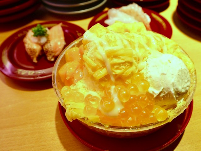 台湾のスシローには本格的 “マンゴースノーかき氷” があるらしい！食べに行ったら…まさか寿司ネタが乗ってる!?