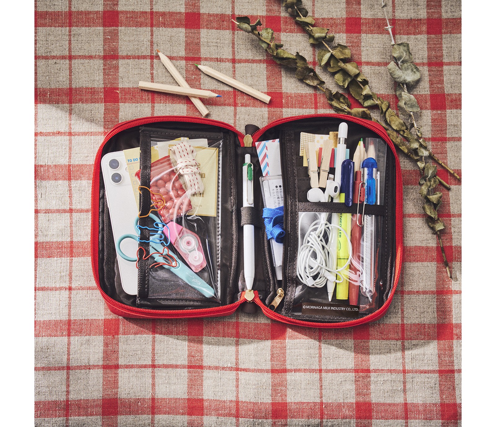 ピノ初のブランドブックの付録はパッケージそっくりのマルチポーチ