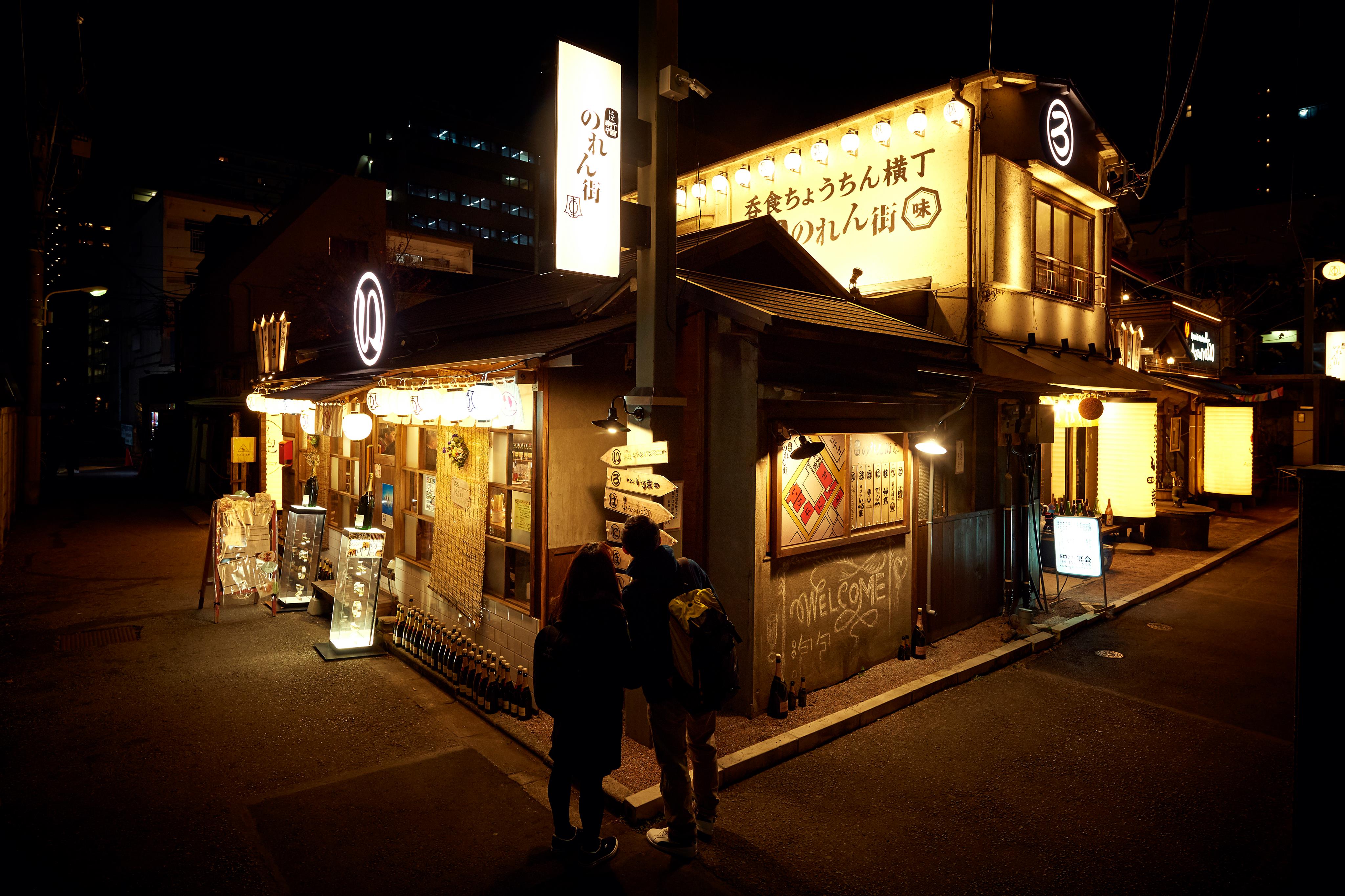 昭和レトロ】話題のナイトスポット「ほぼ新宿のれん街」ってどんな場所？ 別館の桜満開状態ですっ！ | Pouch［ポーチ］