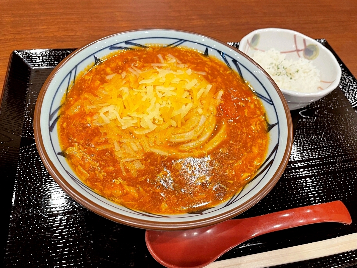 丸亀製麺 歴代屈指の美味しさで震えた トマたまカレーうどん が限定復活 さらにパワーアップした4種のチーズトッピングが相性抜群すぎ Pouch ポーチ