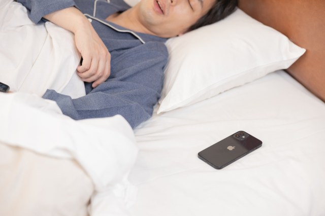 SNSを見ながら寝落ちが当たり前になってない？ 38%の人が「SNSのせいで睡眠時間が減っていると思う」と回答しています