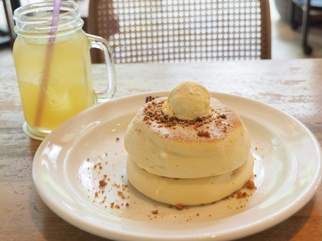 【朝活】ハワイアンカフェ「メレンゲ」のフワフワパンケーキが110円!!! 背徳感も朝だからチャラだよね…？