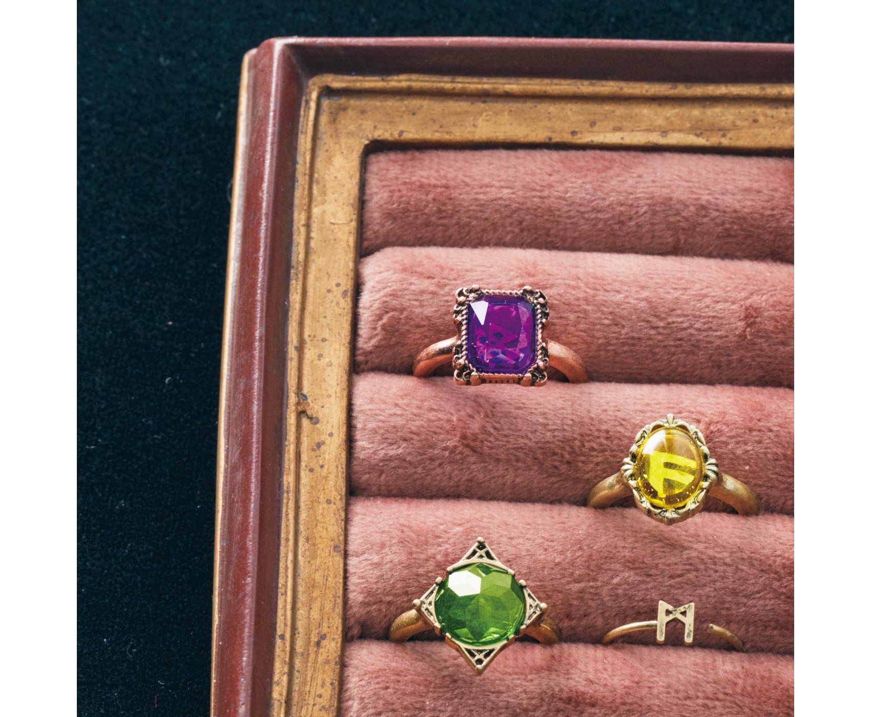 フェリシモ魔法部】おまじないの意味を秘めた「重ねづけルーンストーン