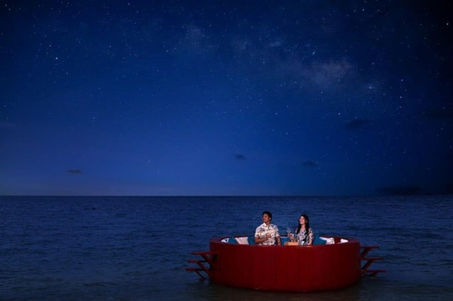 【星野リゾート】海にプカプカ浮かびながら星空や朝焼けを堪能できちゃう♡ リゾナーレ小浜島の「海上ラウンジ」がステキ！