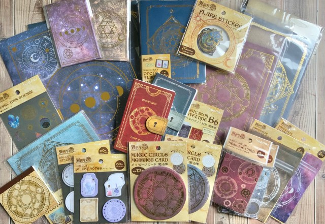 シルバニアの赤ちゃん7人召喚✨ 100円ショップに魔法陣・魔導書などをモチーフにした「異世界文具堂シリーズ」が登場