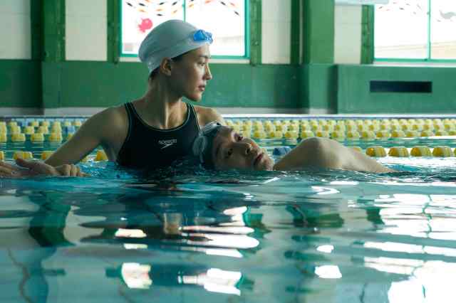 【映画批評】長谷川博己＆綾瀬はるかの魅力が炸裂！『はい、泳げません』は水泳が人生を救う物語です