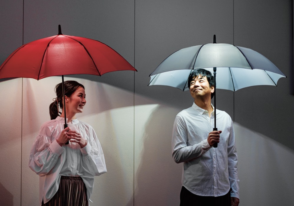 雨の日の夜道って怖い…☔ ならば、LEDライトで自分も周囲も照らす雨傘
