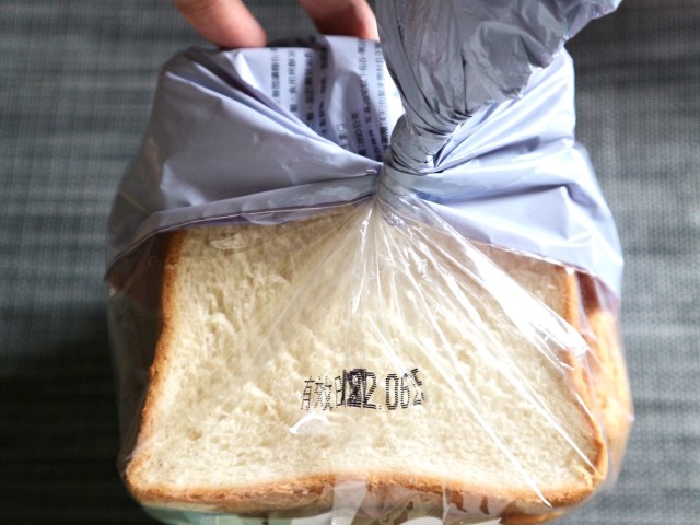 【今すぐ試したくなるライフハック】食パンの袋をスマートにとじる方法を試してみたら超便利だったけど…？