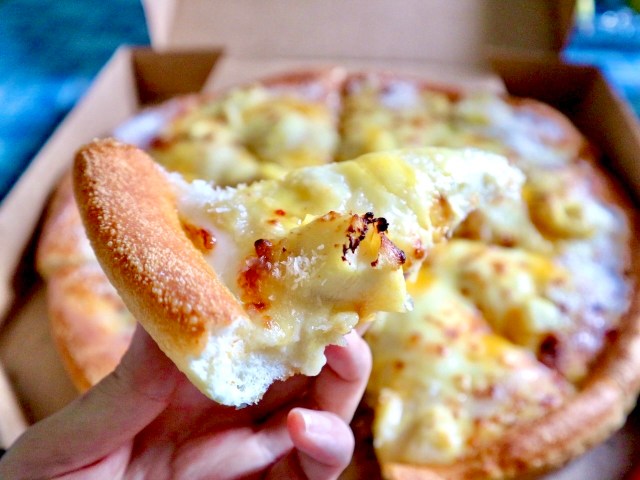 【海外レポ】台湾ピザハットが期間限定 「ドリアンマンゴーチーズピザ」を発売！ 冒険心をくすぐられたので食べてみたよ