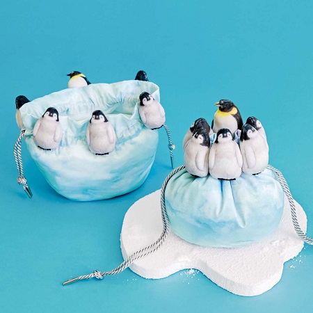 ビジュがやばい…！ 物を出し入れするたびペンギンたちが大集合する巾着がフェリシモから発売