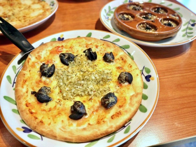 【台湾レポ】サイゼリアには日本にはない「エスカルゴのピザ」がある🍕 チーズとの相性が気になるので注文してみた♪
