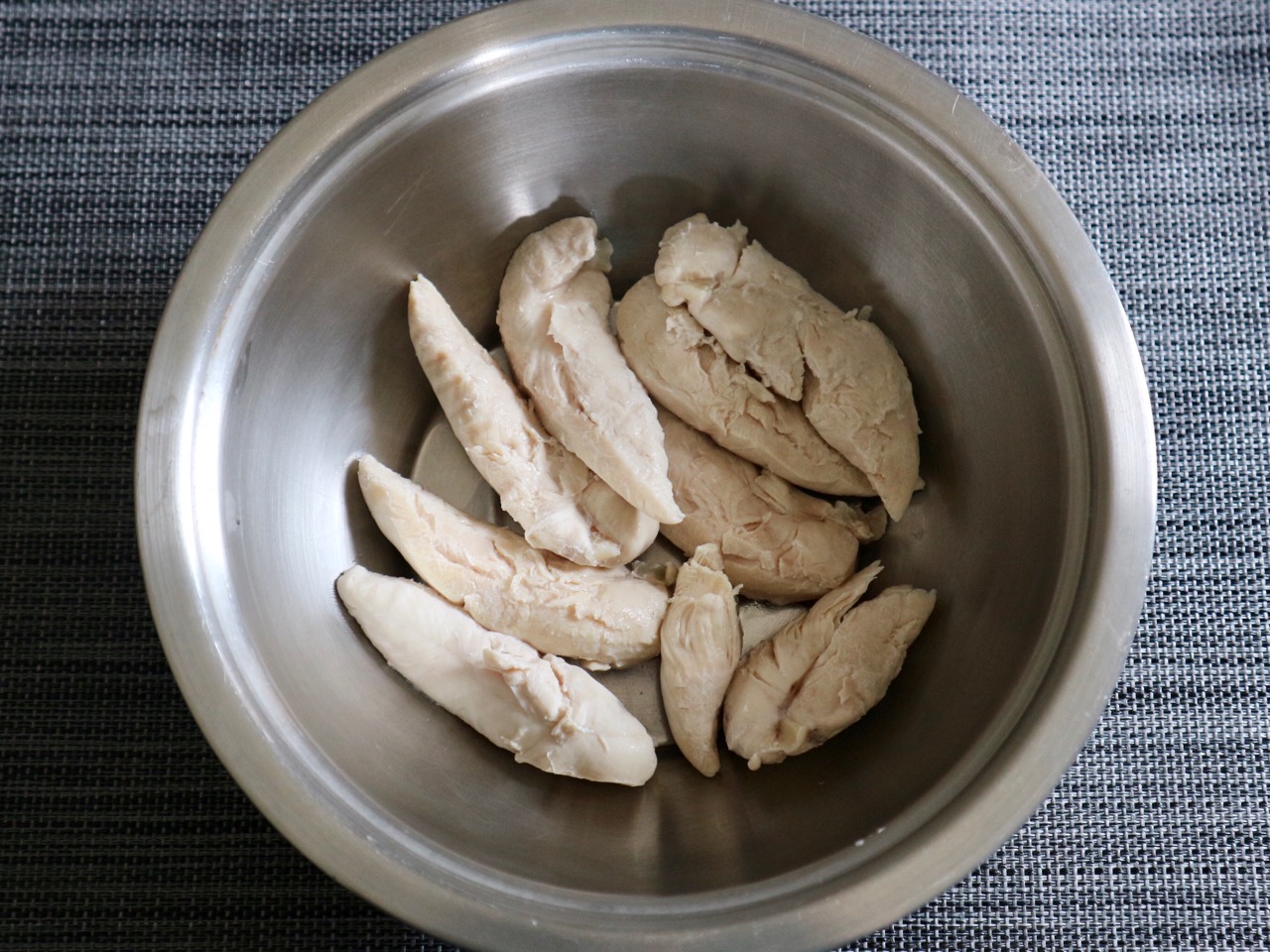 もっと早く知りたかった…！ あるモノを使って鶏のささみを爆速でほぐす