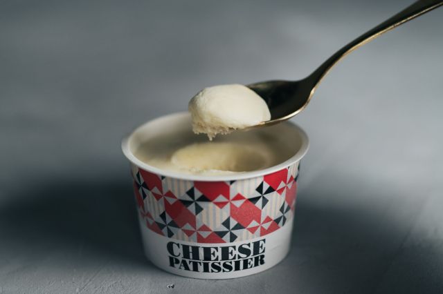 【クセ強】ゴルゴンゾーラ＆ブリーがアイスに🧀 チーズメーカーQBBの本気が見える「チーズアイスクリーム」が超気になる…！