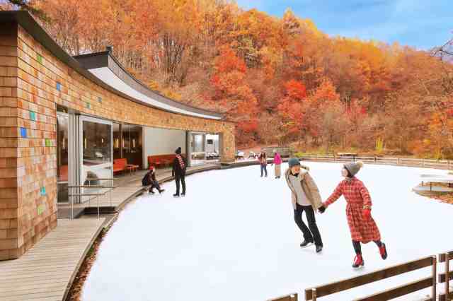 紅葉や月を眺めながら大自然でスケートを楽しむ…♡ 秋冬の旅行は軽井沢星野エリアの「ケラ池スケートリンク」