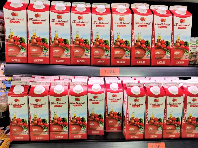 【海外スーパーあるある】スペインのスーパーで日本人の私が驚いた9選/ガスパチョがパック売り、牛乳が常温保存…って大丈夫!?