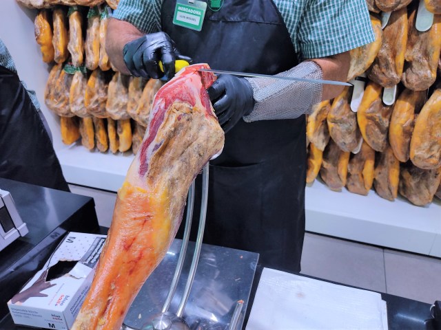 【生ハムの選び方】スペインのスーパーにある量り売りに挑戦🥓安価な市販の生ハムと食べ比べたら驚くほど違った…