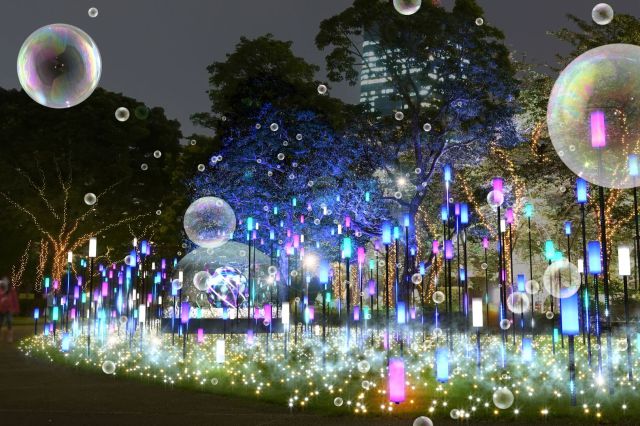 東京ミッドタウンで忘れられないクリスマス体験を！ 色とりどりの光としゃぼん玉が折りなす「光の舞台」にうっとり…♡