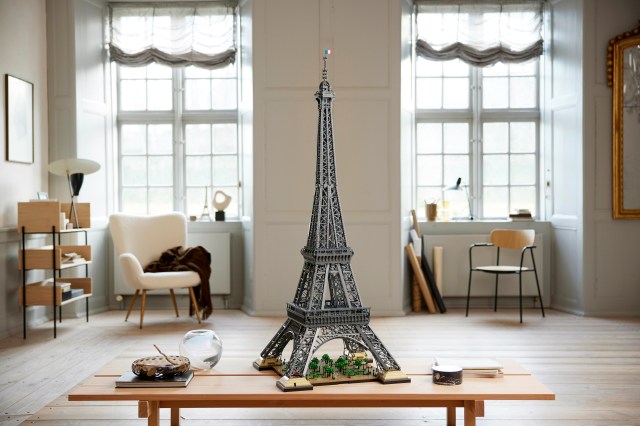 大人のレゴ新作はフランス・パリの「エッフェル塔」！レゴ史上最も背の高い約1.5ｍ＆1万ピース超えで気分はパリ観光？