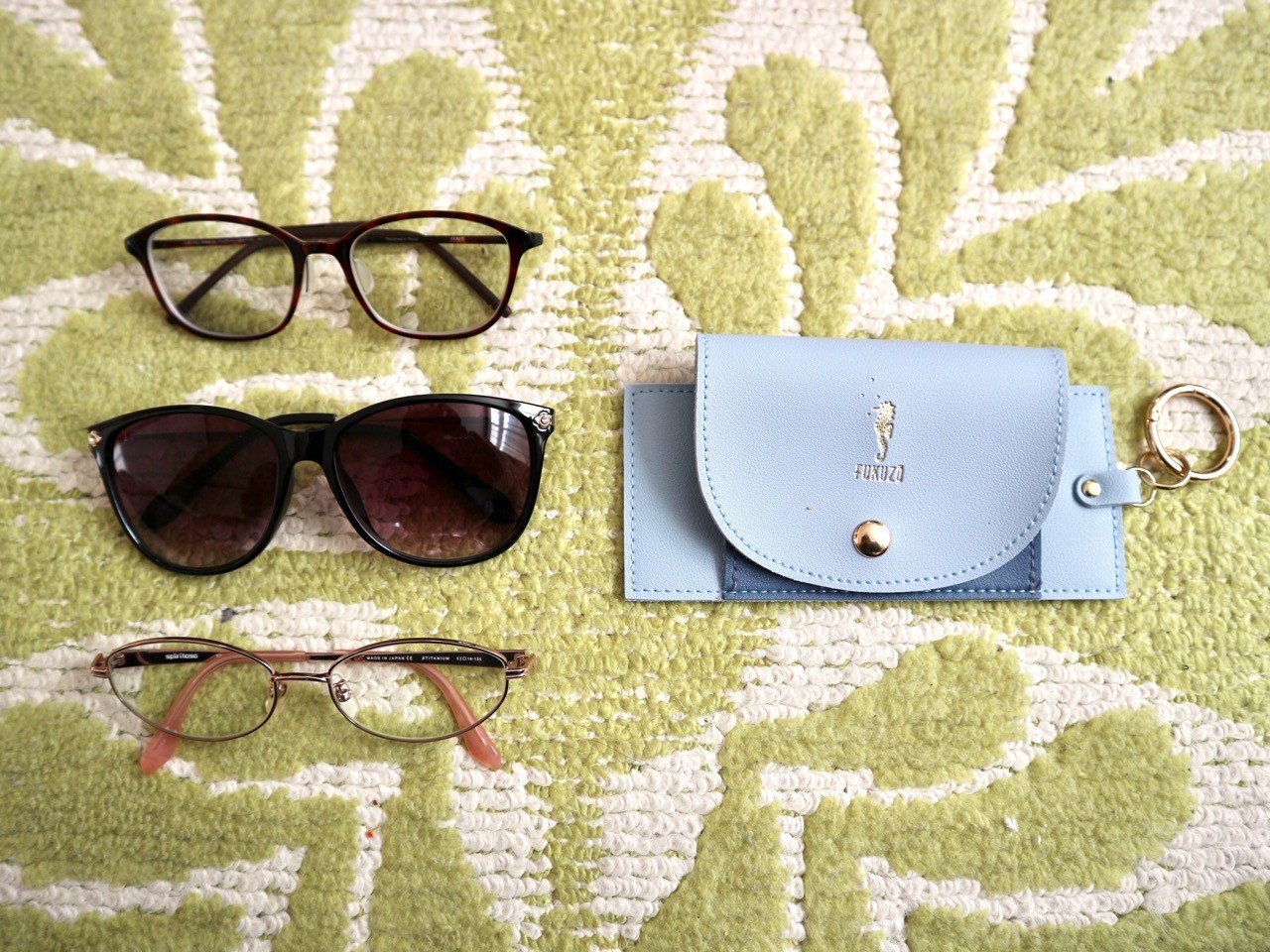 素敵なあの人』3月号の付録はFUKUZOのメガネケースとミニポーチなん