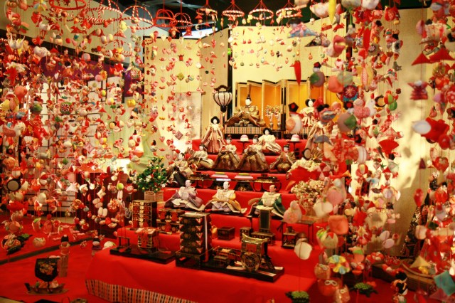 【豪華絢爛】歴史ある「雛のつるし飾りまつり」が2023年も伊豆稲取温泉で開催！ 息を呑む美しさを堪能して
