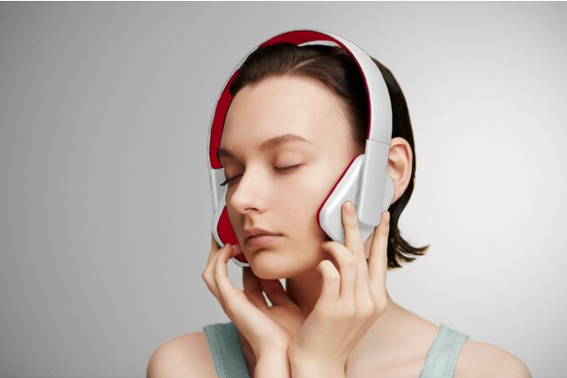 どうみてもヘッドフォンだけど…？ 実は「美顔器」💆‍♀️ 音楽聴いてる人っぽく美活できる新デバイスが登場！