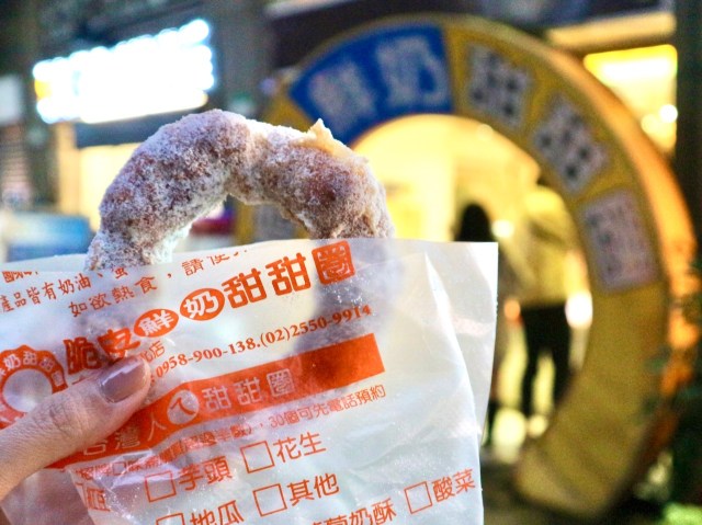 【台湾夜市のおすすめ屋台グルメ】行列覚悟の人気ミルクドーナツ店「脆皮鮮奶甜甜圈」に並ぶ理由→日本とは違う食感を楽しめるんです🍩