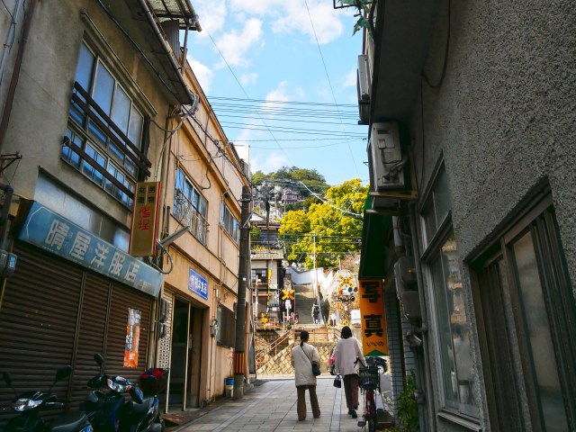 【大人の広島旅・尾道編】海と坂道と踏切と町屋。人と自然、新しいものと古いものが共存する街並みを歩く