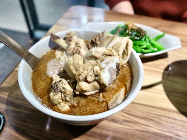 【台湾夜市のおすすめ屋台グルメ】鶏肉と生姜たっぷり薬膳スープ「麻油鶏」/台北の中心地にあるのに観光客少なめの人気店がおすすめです！