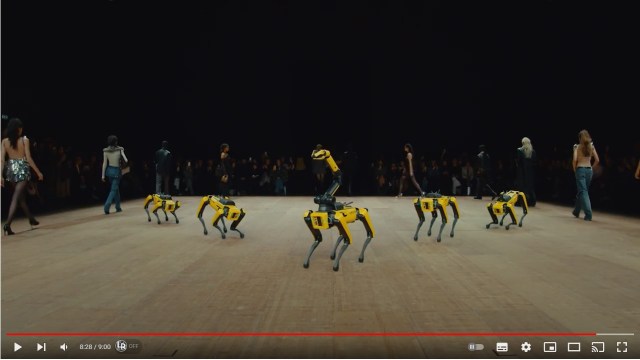 パリコレ「コペルニ(Coperni)」のランウェイに芸達者な犬型ロボットが登場🐕これ、めっちゃダンス踊ってたロボットじゃない!?