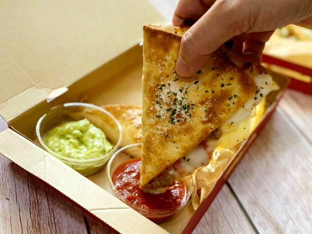 【レポ】アメリカで話題のピザが日本のピザハットに🍕2種類のソースにディップして食べる「ハットメルツ（Hut Melts）」を初体験