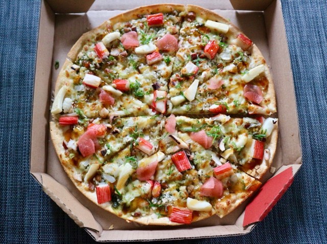 【狂気】台湾のピザハットが大胆で春らしい(?)ピザを発売🌸狂気の「さくら満開 納豆海鮮丼ピザ」を食べてみた