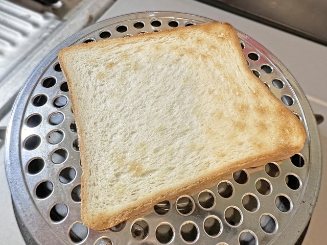 ポルトガル発祥？ SNSでも話題になった「パン専用焼き網」はトースターの代わりになるのか検証してみた