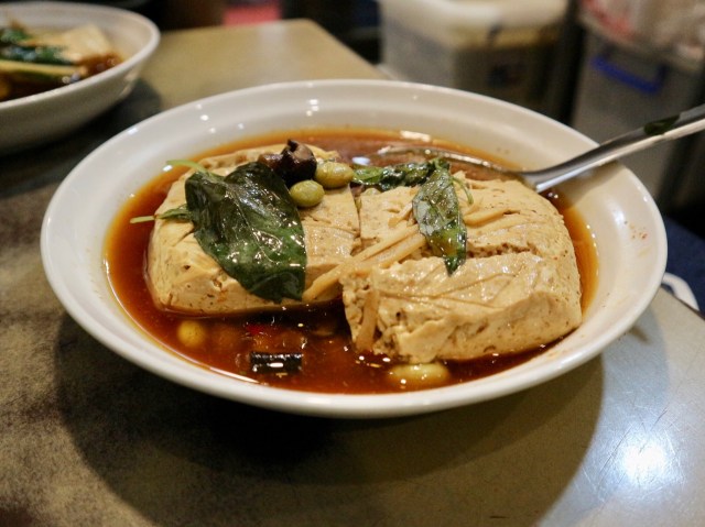 台湾の独特グルメ「臭豆腐」に挑戦するなら地元民に愛される名店で。お気に入りになっちゃうかも…!?【台湾夜市のおすすめ屋台グルメ】