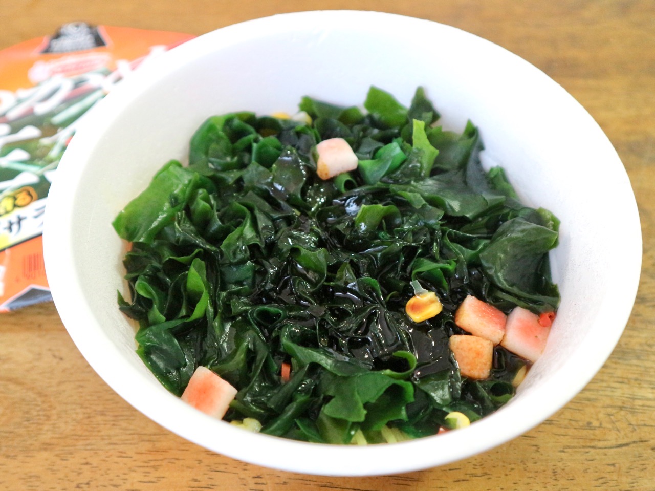 わかめは主役で麺は脇役!? エースコック「わかめは主食 チョレギサラダ