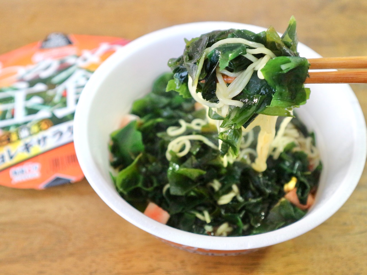 わかめは主役で麺は脇役!? エースコック「わかめは主食 チョレギサラダ