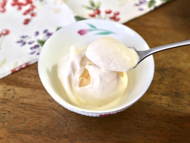 【実験】冷凍庫を使わずにアイスクリームを作る方法を発見したので試してみた→マジで出来ちゃった