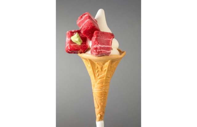 焼津さかなセンター衝撃の新メニューは “マグロのぶつ切り” を乗せたソフトクリーム…なことある!?