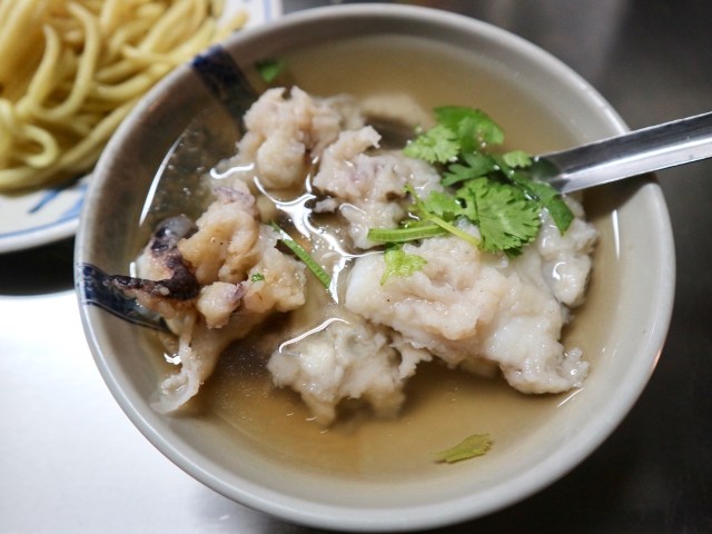 台湾の港町で現地民のマネをして「いかのとろみスープ」＆「焼きそば」を注文してみたら刺激的だった【#台湾夜市のおすすめ屋台グルメ】