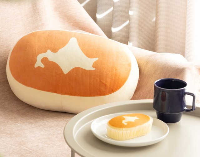 巨大「北海道チーズ蒸しケーキ」がある生活🧀ギュッとするのにちょうどいい「ぬいぐるみ」が爆誕