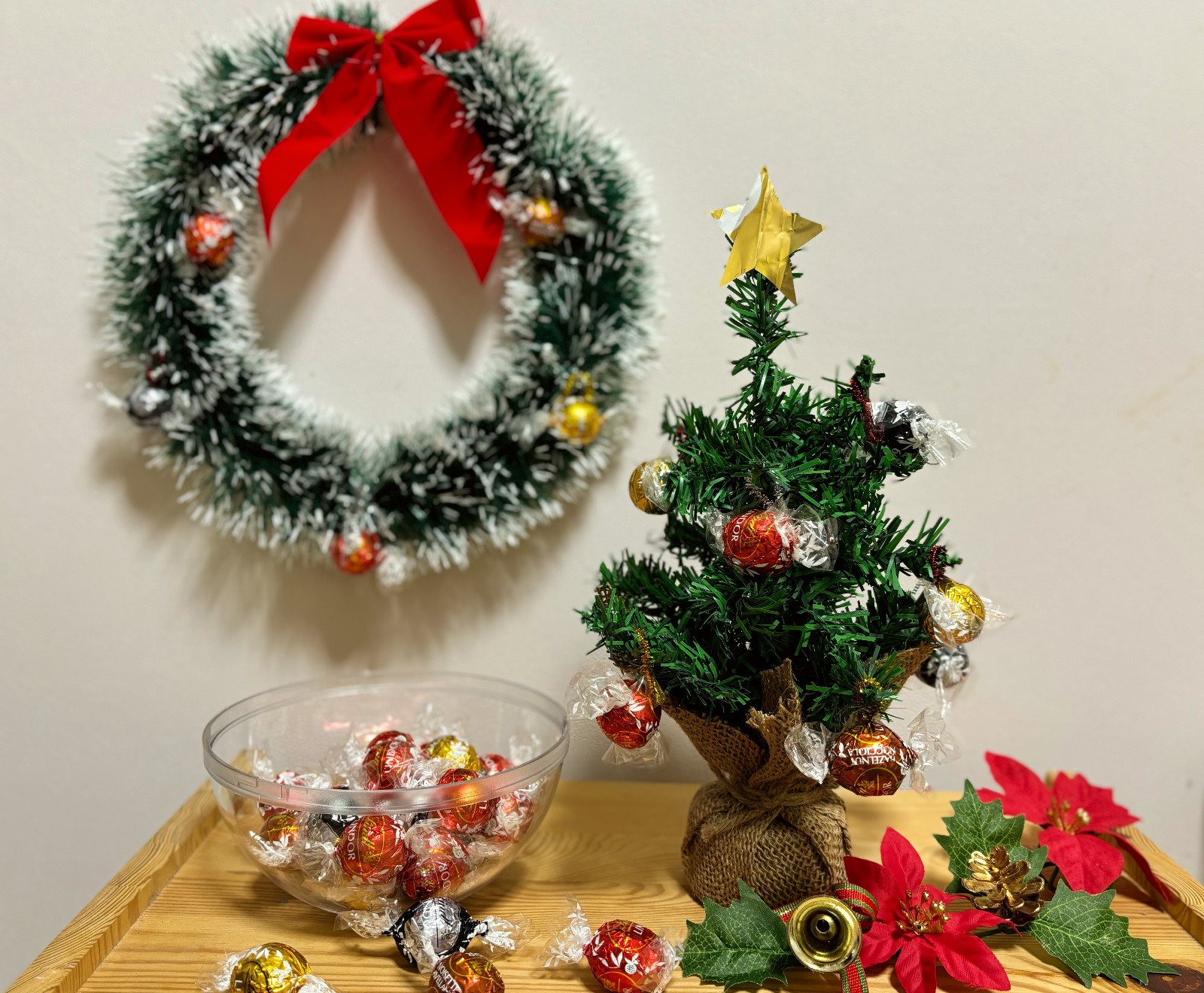 リンツのリンドールは食べる前にクリスマスツリーのオーナメントにすべ