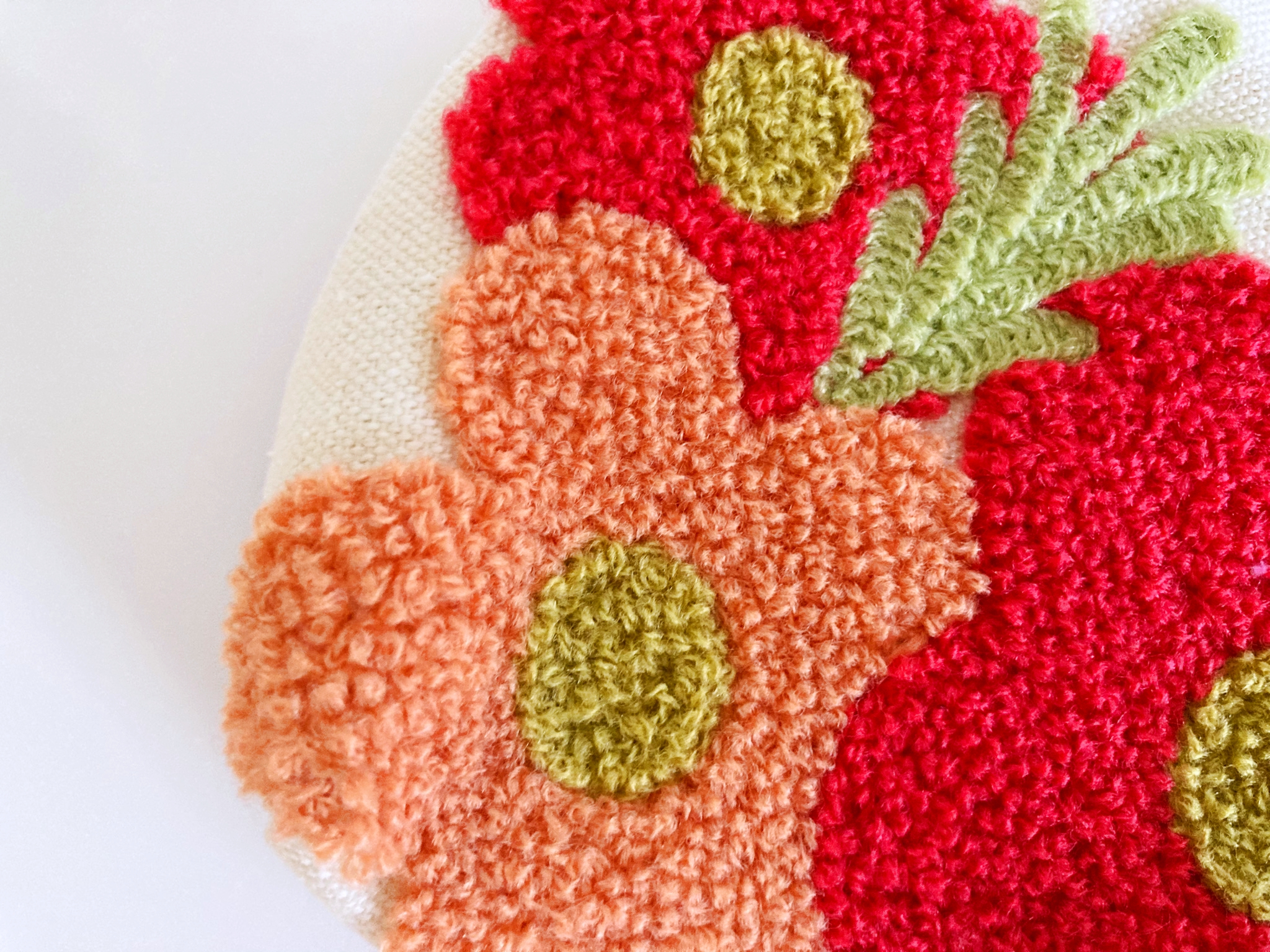 大人のおしゃれ手帖』最新号付録はごきげんな刺繍＆贅沢なさがら織が