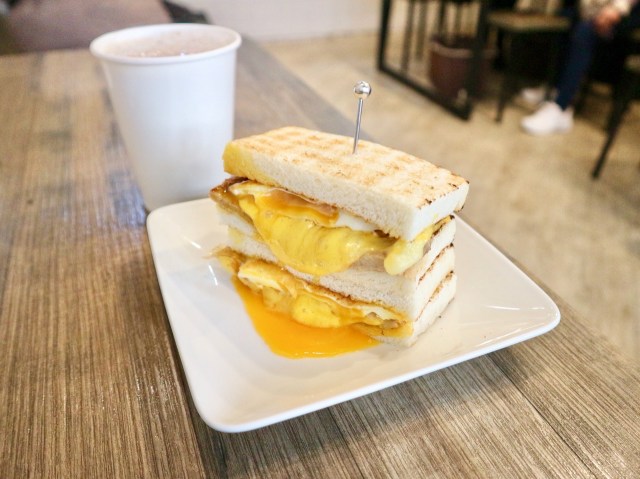 とろとろ半熟卵とチーズのトーストで腹ごしらえ♡朝食ブランチ店「可蜜達Comida」はブクマ必須！【台湾女子旅やソロ旅で訪れたいスポット #14】