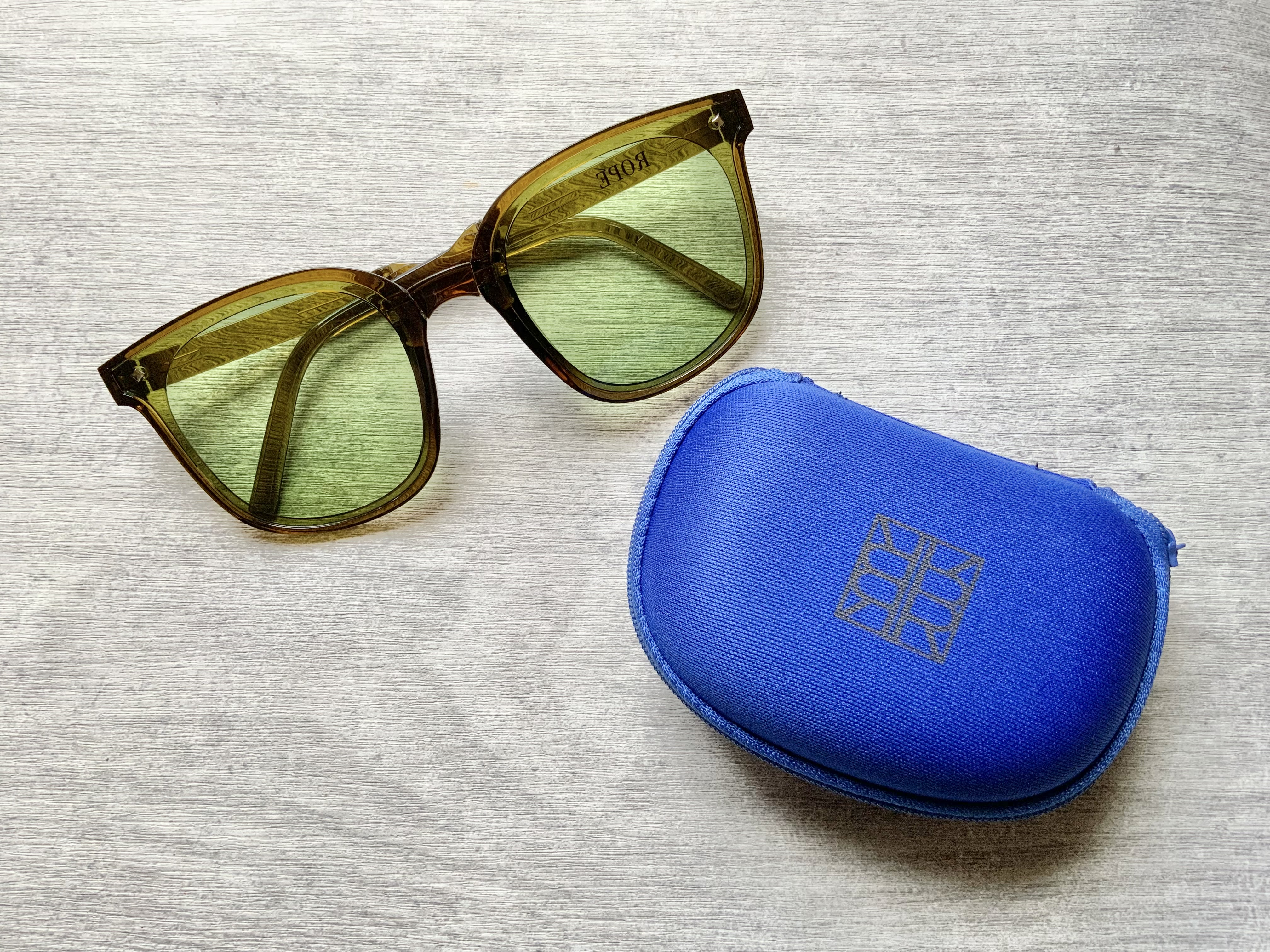 素敵なあの人』の付録に手のひらサイズに折りたためるサングラスが登場