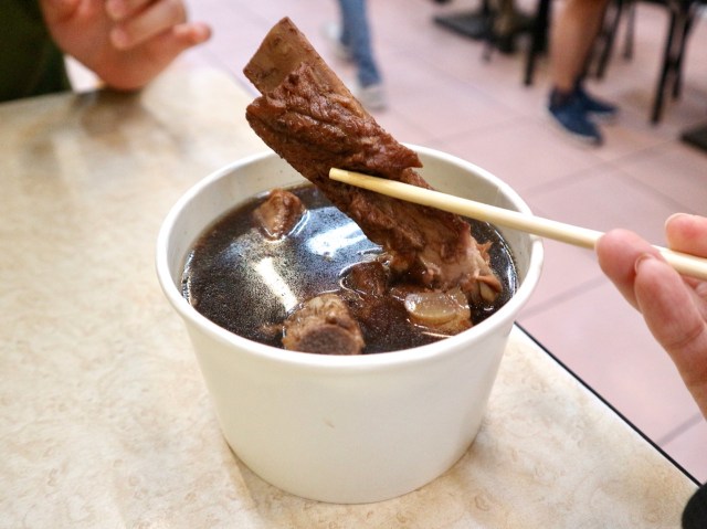 5年連続台北ミシュランビブグルマンに選出の人気店で「薬膳スープ」を堪能してきたよ！クセがありそう…とためらわないで！【#台湾夜市のおすすめ屋台グルメ】