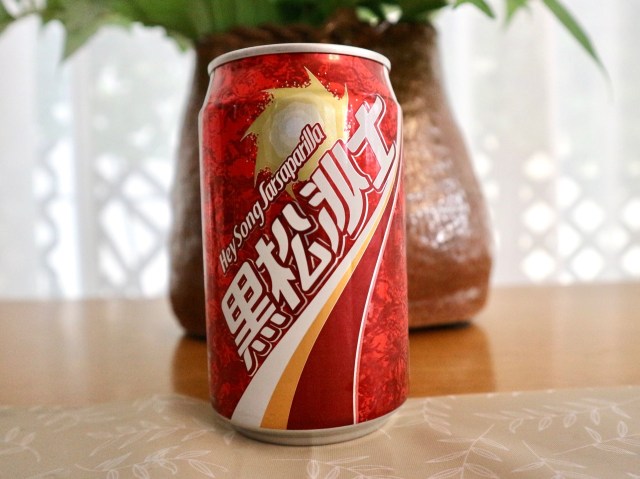 【検証】台湾コーラこと「ヘイソンサースー（黒松沙士）」はサロンパス味？コカ・コーラと飲み比べてみた！